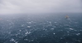 Нафтова вишка в північному морі — стокове фото