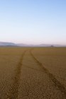 Tyre tracks in desert landscape — Stock Photo