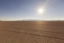 Reifenspuren in Wüstenlandschaft — Stockfoto