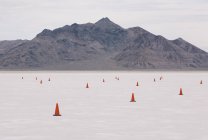 Cones de tráfego na paisagem do deserto — Fotografia de Stock