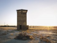 Заброшенная деревянная башня — стоковое фото