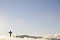 Torre de agulha espacial vista acima da camada de nuvem — Fotografia de Stock