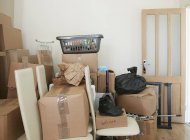 Комната заполнена картонными коробками — стоковое фото