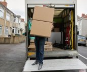 Homem carregando caixa grande — Fotografia de Stock