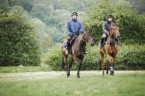 Due uomini a cavallo — Foto stock