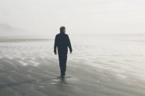 Mann läuft am Strand von Seabrook — Stockfoto