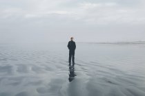 Мужчина, стоящий на пляже в Сибруке — стоковое фото
