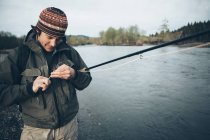 Uomo pesca a mosca sul fiume Hoh — Foto stock