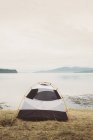 Кемпинг палатка на склоне холма — стоковое фото