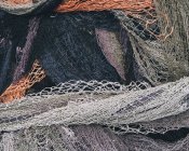Купа заплутаних комерційних рибальських сіток — стокове фото