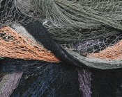 Haufen verworrener kommerzieller Fischernetze — Stockfoto