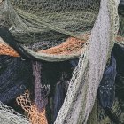 Pilha de enrolada em redes de pesca comercial — Fotografia de Stock