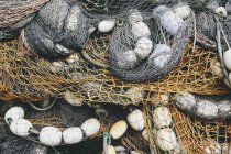 Куча запутанных коммерческих рыболовных сетей — стоковое фото
