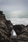 Море зі скелястої скелі . — стокове фото
