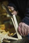 Человек сплавливает деревянные крючки — стоковое фото