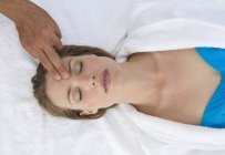 Mujer recibiendo un masaje en la cabeza - foto de stock