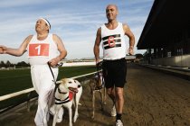 Dos hombres en ropa deportiva corriendo - foto de stock