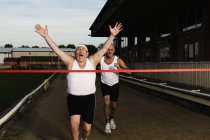 Dos hombres en ropa deportiva corriendo hacia - foto de stock