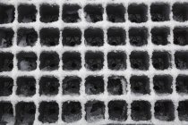 Металлическая сетка покрытая льдом — стоковое фото