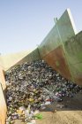 Bouteilles recyclées au centre de recyclage — Photo de stock