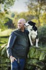 Pastore e il suo cane pastore — Foto stock