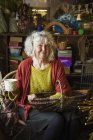 Mujer en taller de tejedores de canastas - foto de stock