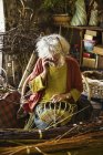 Mulher tecelagem cesta — Fotografia de Stock