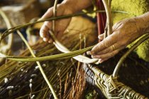 Mujer tejiendo cesta - foto de stock
