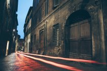 Улица города ночью в Сиене — стоковое фото