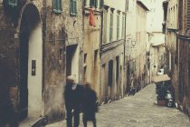 Мощеная узкая улица в городе Сиена — стоковое фото