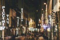 Firenze di notte illuminata con insegne al neon — Foto stock