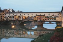 Ponte Vecchio sur la rivière Arno — Photo de stock