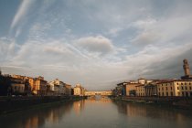 Ponte Vecchio y el río Arno en Florencia - foto de stock