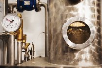 Chambre de distillerie de bière de cuivre — Photo de stock