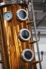Destilería de cobre o cámara de fermentación - foto de stock