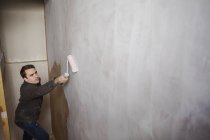 Bauarbeiter, ein Maler, der eine Farbrolle in der Hand hält — Stockfoto