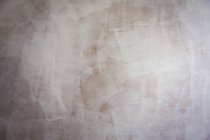 Mur, patchily peint avec de la peinture blanche . — Photo de stock