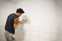 Constructor, tiler colocación de azulejos - foto de stock