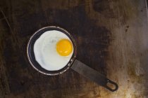 Смажене яйце на сковороді . — стокове фото
