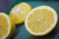Tre fette di limone . — Foto stock
