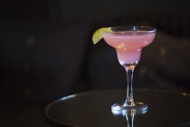 Розовый напиток в стакане — стоковое фото