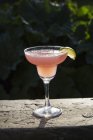 Bebida rosa en copa de cóctel - foto de stock