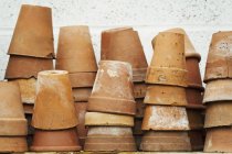 Stacks of terracotta plant pots. — Stock Photo