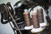 Máquina de coser de cuero indistrual - foto de stock