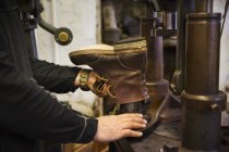 Worker in a shoemaker's workshop — Stock Photo