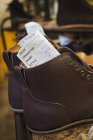 Paire de chaussures en cuir marron — Photo de stock