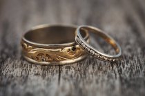 Золотые свадебные кольца . — стоковое фото