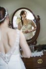 Усміхнена наречена у весільній сукні — стокове фото