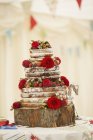 Hochzeitstorte mit Erdbeeren dekoriert — Stockfoto