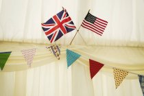 Englische und uns-Flaggen im Hochzeitszelt. — Stockfoto